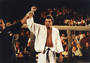 Royce Gracie remporte l'UFC1 avec le jiu jitsu brésilien