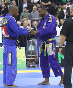 Les patchs sur les kimonos de JJB représente la team, un sponsor ou l'école du jiu-jitsuka. N.B: Moment magique du JJB. Après sa défaite, Nascimento remet à son maître, Terere, sa ceinture noire. Un geste symbolique pour le remercier de tout ce que son maître lui a apporté.