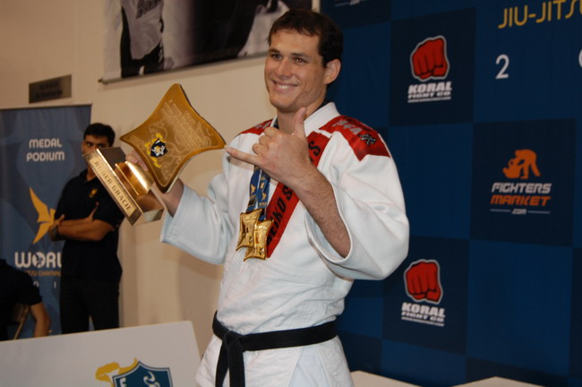 Roger Gracie avec ses titres de champions du monde en 2010 dans sa catégorie et en absoute