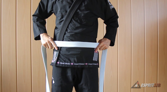 Appliquer le centre de la ceinture sous le nombril pour attacher sa ceinture de kimono rapidement