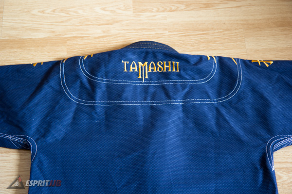 Broderie Tamashii dans le dos de la veste du kimono JJB