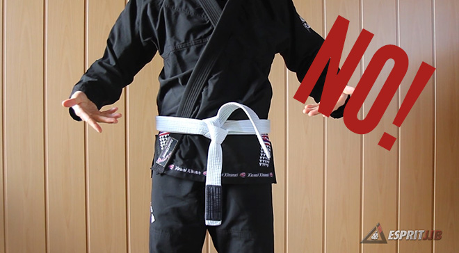 Une ceinture de kimono de JJB mal attachée