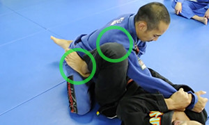 pied sur la hanche pour initier le triangle en jujitsu