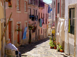 Se balader dans les rues de l'Alfama et écouter du Fado