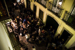 Boire un verre au Bairro Alto à Lisbonne