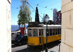 Faire un tour au bord du tramway 28 à Lisbonne